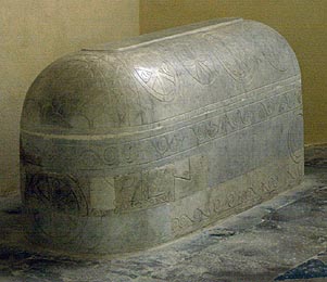 sarcophage mérovingien (_basilique saint-andoche)